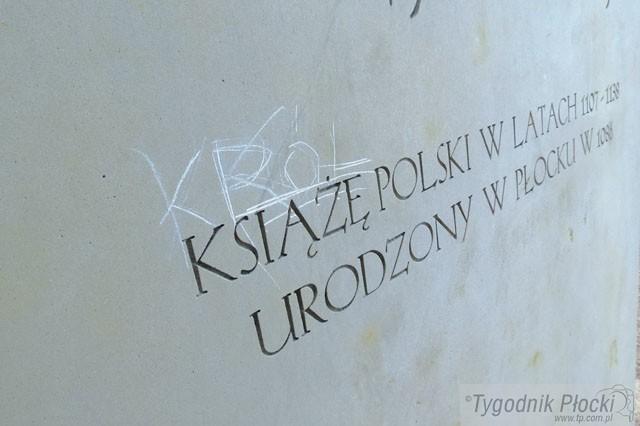 Pomnik znów uszkodzony