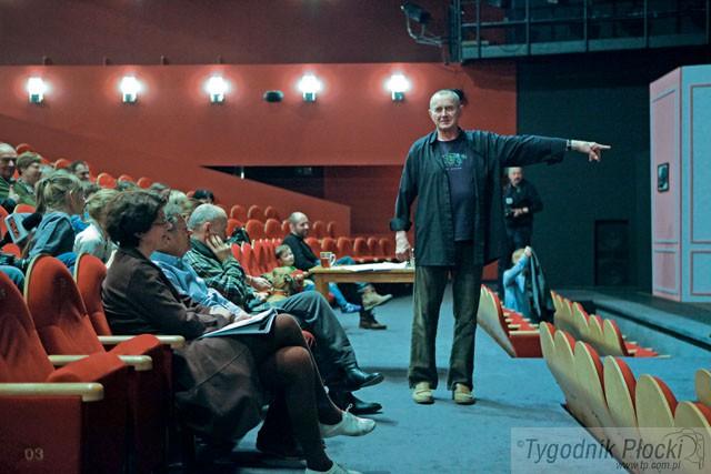 Teatr wygrał z dinozaurami