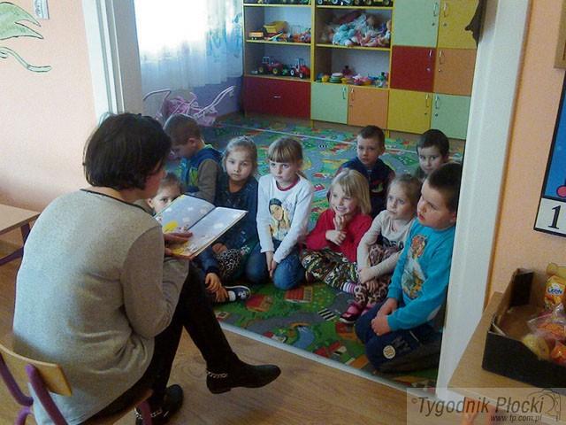 Rodzice czytają dzieciom