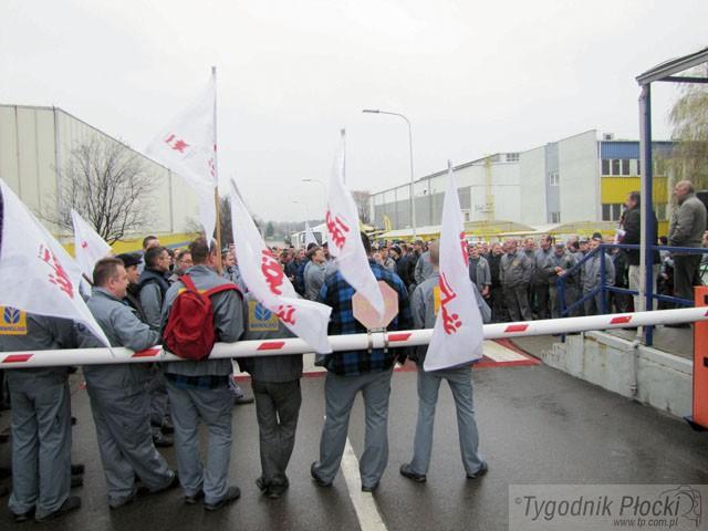 Pikieta przy bramie