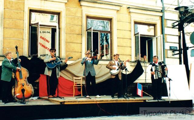 Z podwórka na scenę
