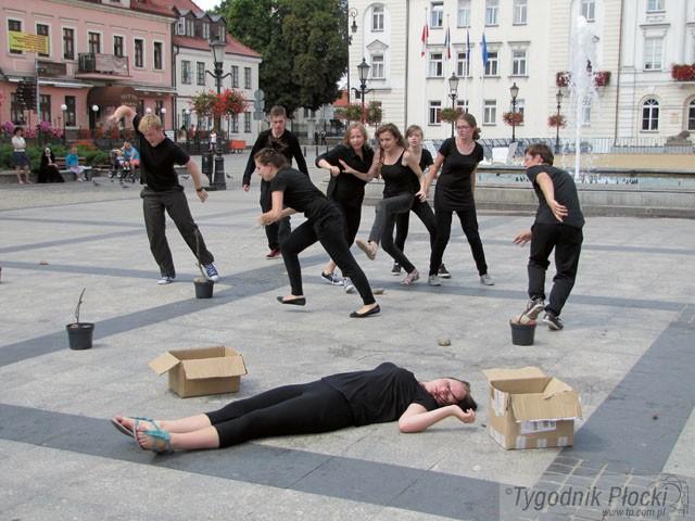 Teatr zatrzymał ludzi na starówce 