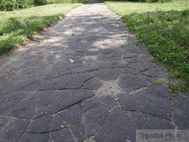 Droga na cmentarz z wybojami