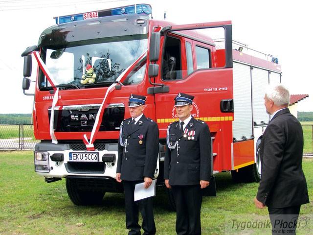 Strażacy z nowym samochodem