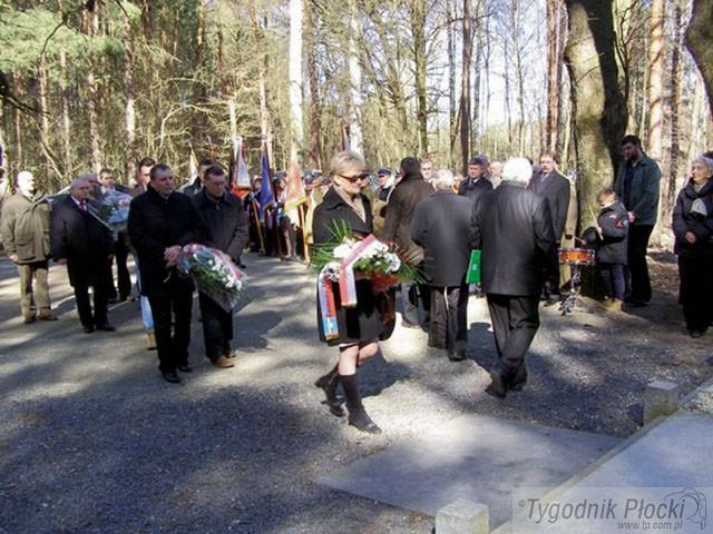 Przy pomniku, na skrzyżowaniu, w szkole