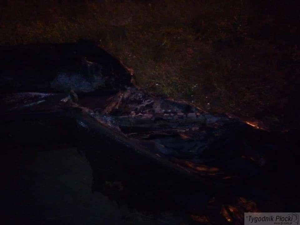 Płonąca nocą łódź na Wiśle