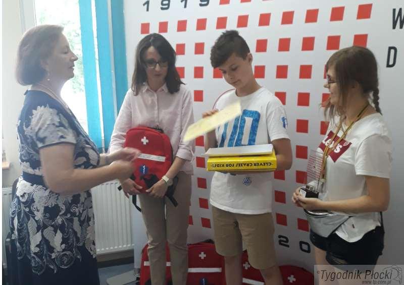 Uczniowie przynieśli tysiące sztuk monet do płockiego PCK