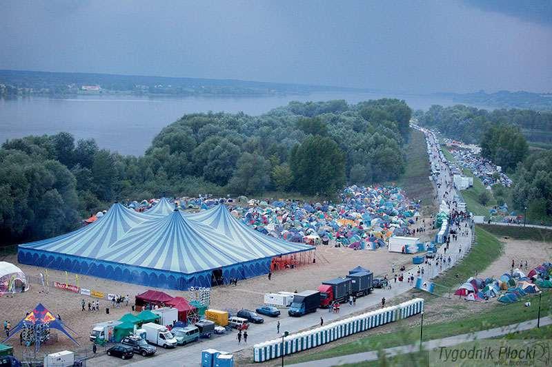 Młodzi ludzie o problemach ze znalezieniem noclegu na Audioriver’19