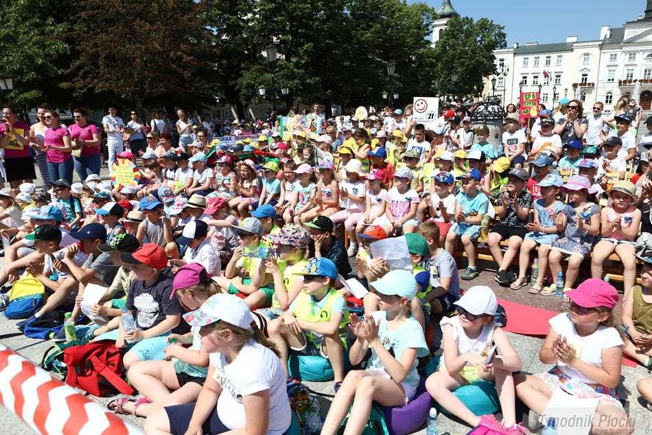 Na starówce zabrzmiała „Lokomotywa” - sportowcy czytają dzieciom [ZDJĘCIA, WIDEO]