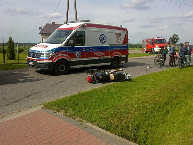 Zderzenie motocykla i samochodu osobowego w Kunkach. Jedna osoba w szpitalu