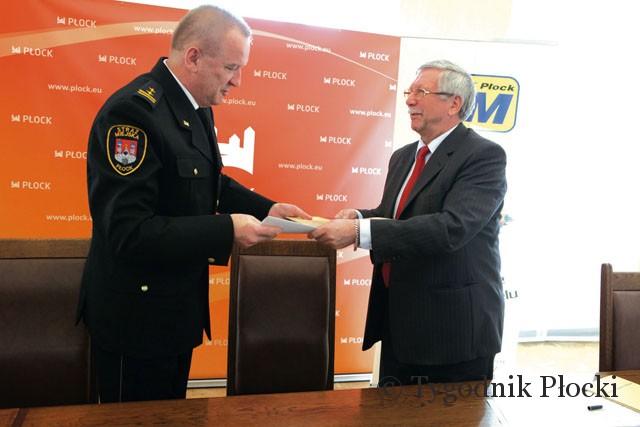 Strażnicy miejscy razem z kontrolerami