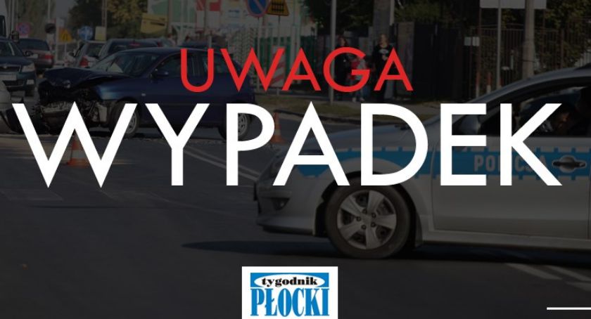 Samochód zatrzymał się na drzewie. Na zakręcie w Goślicach ruch wahadłowy. 