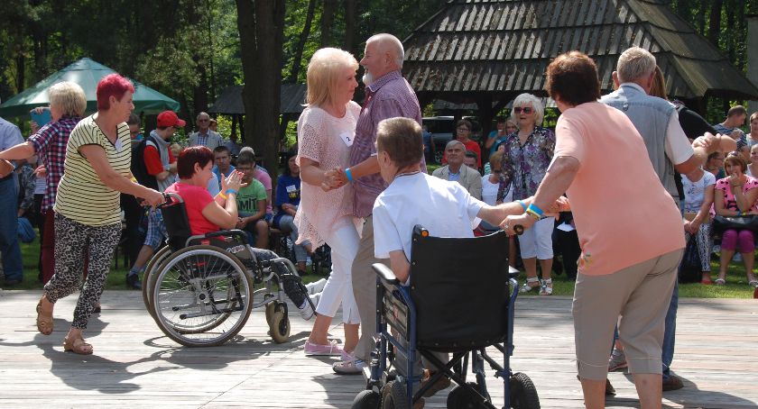 Integracyjna sobota w skansenie. Będzie ognisko i zabawa „na dechach”
