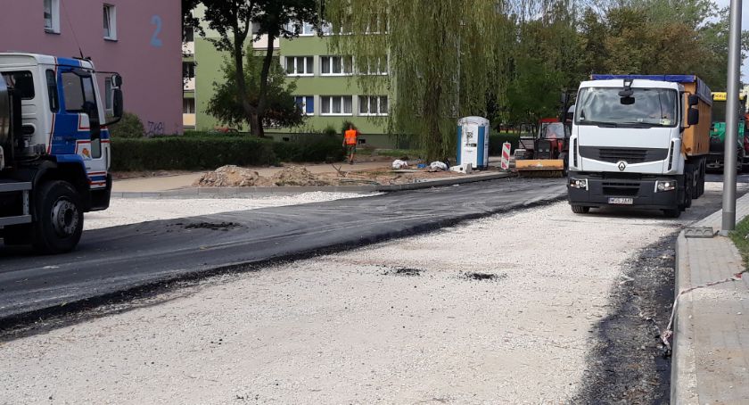 Na ul. Tysiąclecia kładą asfalt