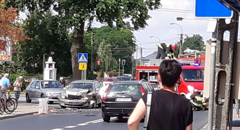Mały karambol na Radziwiu. Ul. Dobrzykowska zamknięta