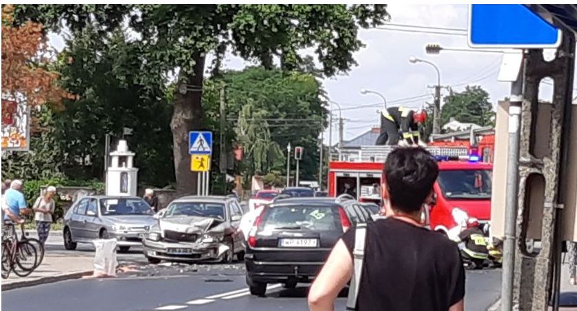 Nie ustąpił pierwszeństwa. 4 samochody skasowane. 2 osoby w szpitalu