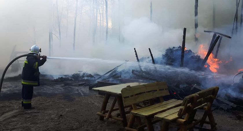Pożar w Duninowie Dużym. Ogień sięgnął lasu
