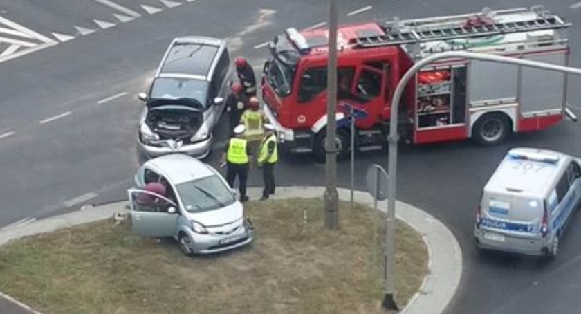 Zderzenie aut na skrzyżowaniu Kobylińskiego i Łukasiewicza. W jednym z nich podróżowały dzieci