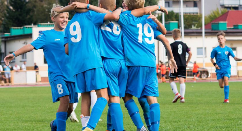 70 zespołów z ośmiu krajów zagra na czterech stadionach