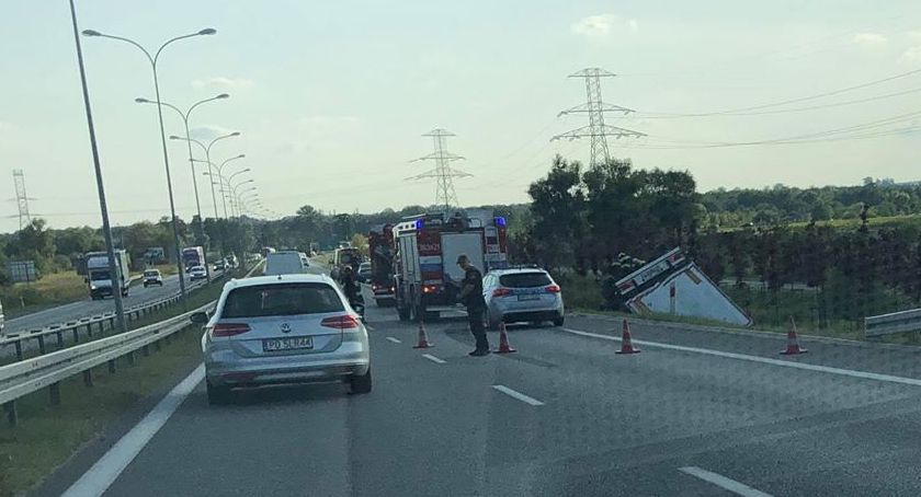 Ciężarówka w rowie. Tworzą się korki na moście [AKTUALIZACJA]