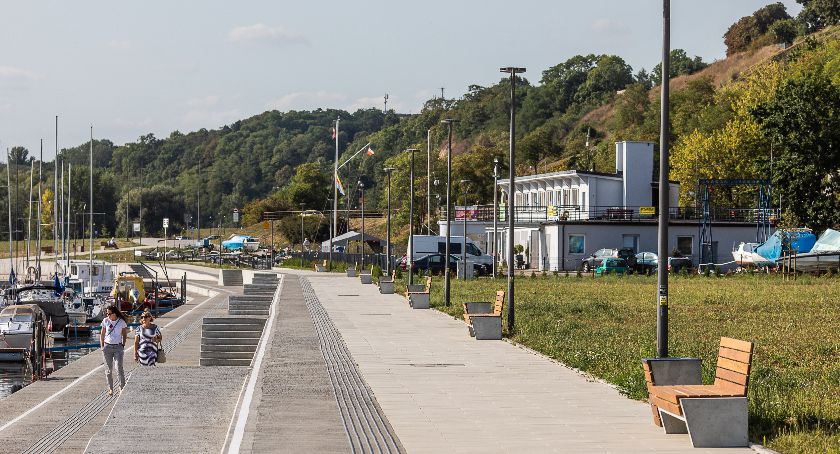Nowe ławki i ułatwienia dla osób niepełnosprawnych. Kolejne inwestycje na bulwarach