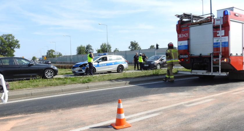 Nie ustąpiła pierwszeństwa policji - doszło do zderzenia