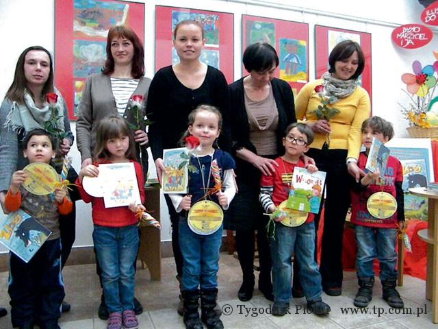 Z książką do piaskownicy
