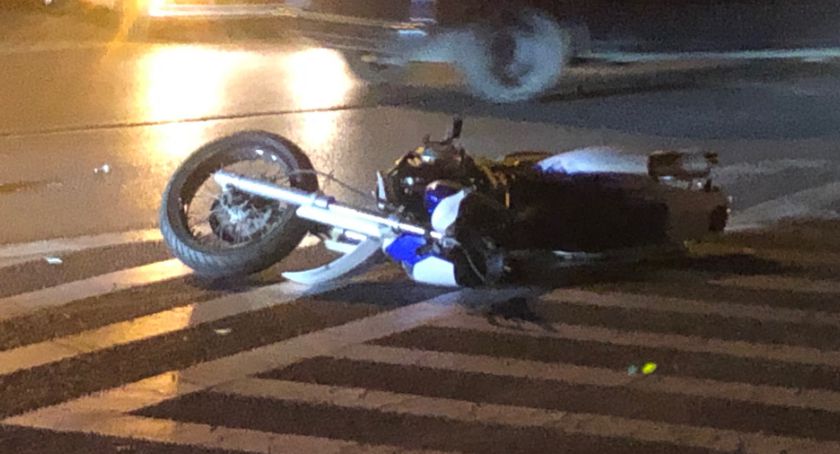Potrącił motocyklistę i uciekł. Na miejscu zostały jednak tablice rejestracyjne samochodu 