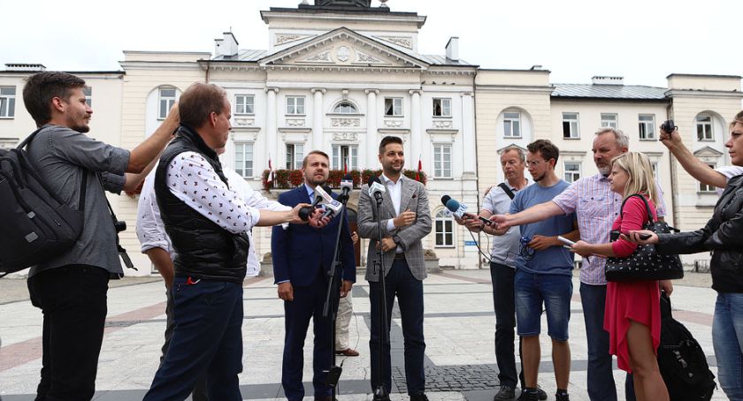 Patryk Jaki przed płockim ratuszem. Komentował i polecał    