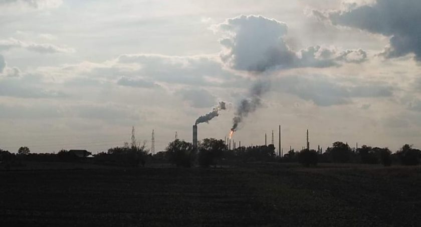 Ciemny dym nad Orlenem. Płocczanie są zaniepokojeni  [Aktualizacja]