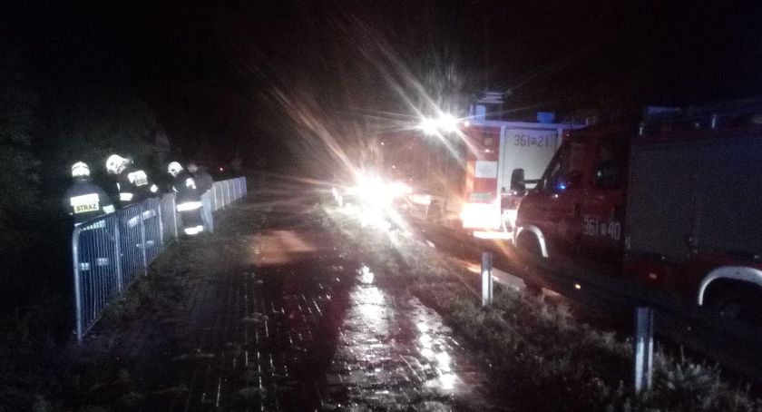 Nocne dachowanie na ul. Płockiej. Samochód wpadł do rowu