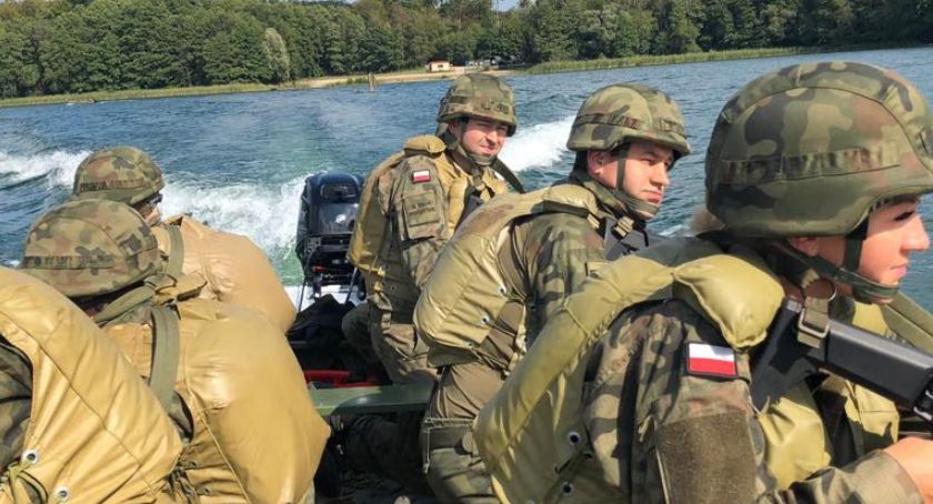Mazowieccy terytorialsi ćwiczyli strzelanie na jeziorze