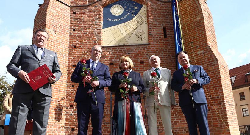 Wyjątkowy zegar na wieży Małachowianki. Jest jak murowany obraz [ZDJĘCIA]