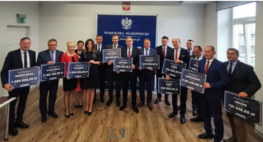 Czeki zostały wręczone – są pieniądze na drogi lokalne