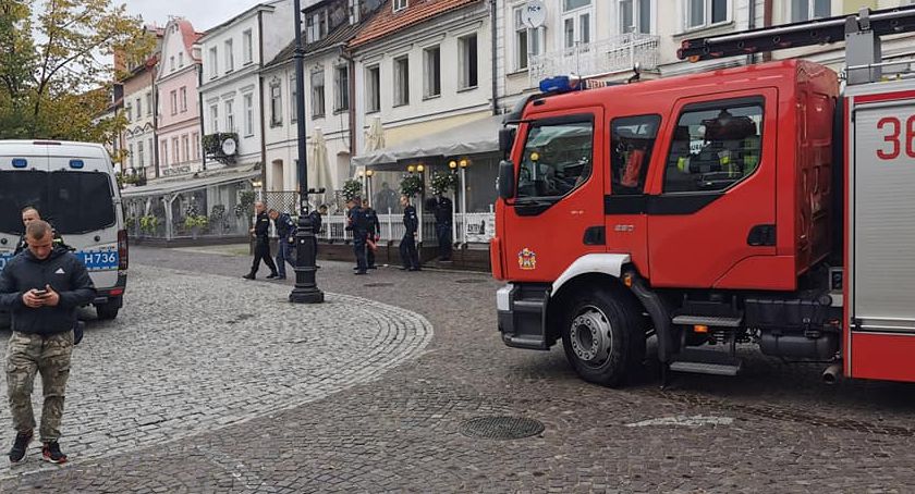 Wozy strażackie pod redakcją TP. Obok kłęby dymu...