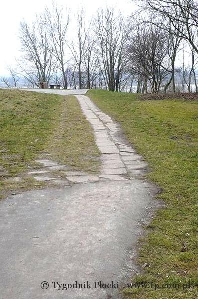 Połamany chodnik szpeci 