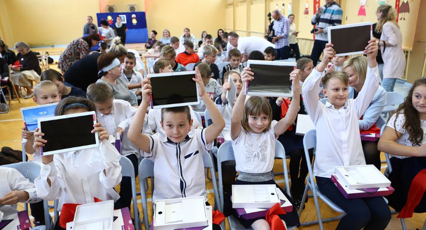 Uczniowie z SP 17 mają tablety zamiast książek i lekkie plecaki