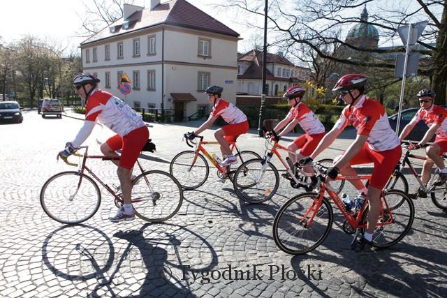 Autokarami bądź rowerami