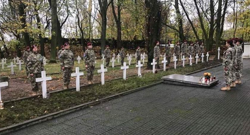 Uczniowie I LO CN-B uporządkowali groby żołnierzy
