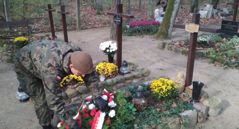 Delegacja terytorialsów z Płocka odwiedziła Wojskowe Powązki w Warszawie