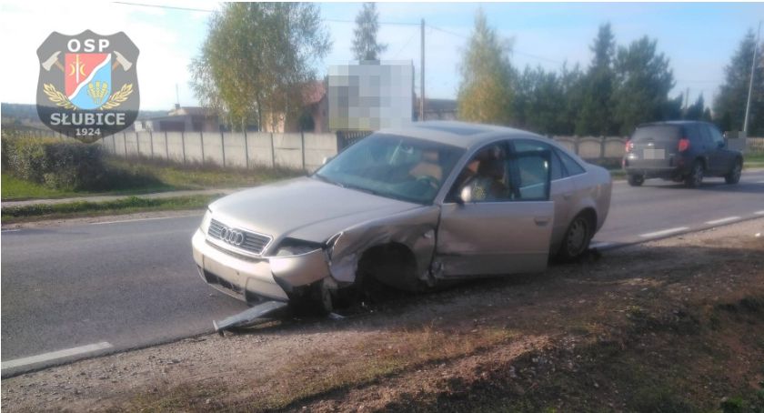 Audice bez kół zatarasowały drogę wojewódzką 