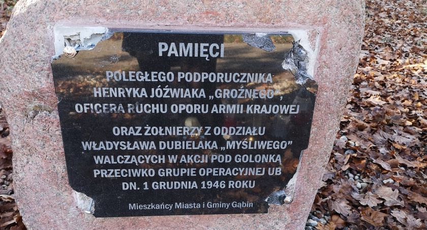 Zdewastowali tablicę upamiętniającą polskiego bohatera