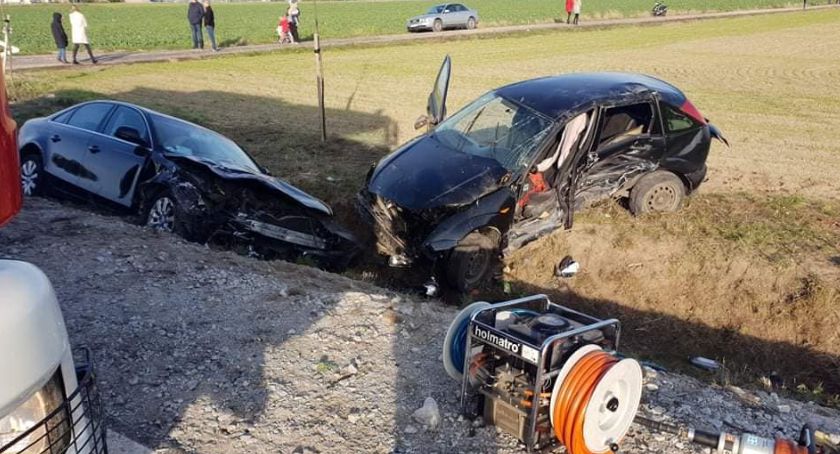 Fatalny wypadek. Ranna kobieta zakleszczona w aucie 