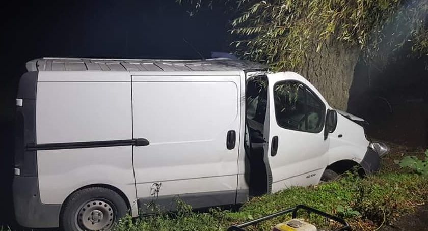 Kolejny sobotni wypadek, kolejne zdewastowane auto