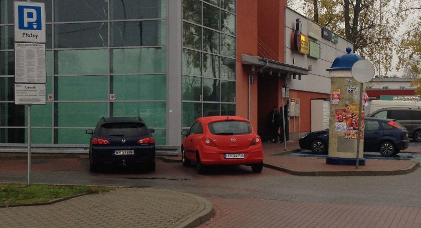 Parking przed Biedronką: pułapka na klientów