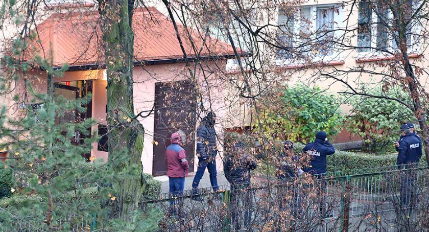 Ul. Kossobudzkiego 9. Wywożą niebezpieczne materiały  [FILM, ZDJĘCIA]