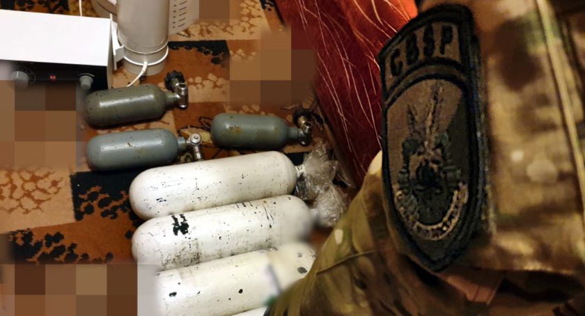 Tak wyglądało mieszkanie „bomba”. Materiały CBŚP  [foto, film]