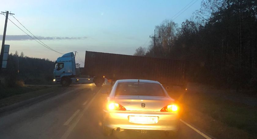 Tir zatarasował drogę. Bądźcie ostrożni