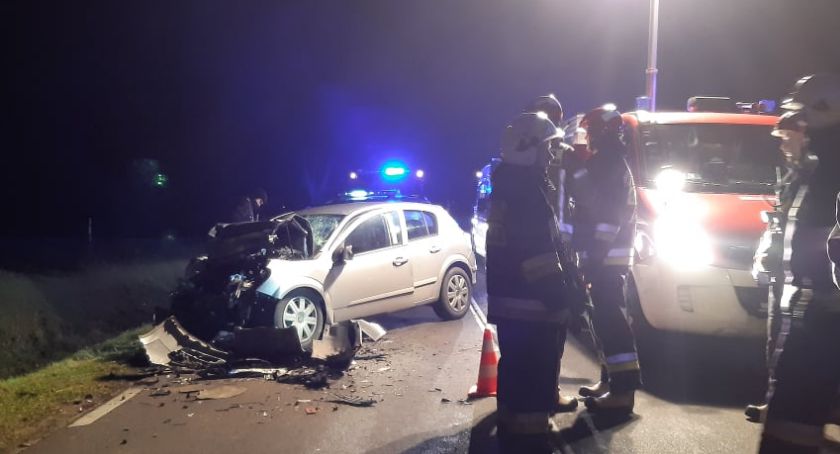 Zderzenie osobówki i busa w Bądkowie Jeziornym