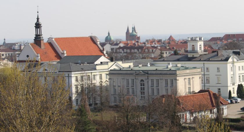 Wykłady w seminarium, teatr w Katedrze. Czas na sympozjum „Światła pontyfikału. Święte Płockie Średniowiecze”